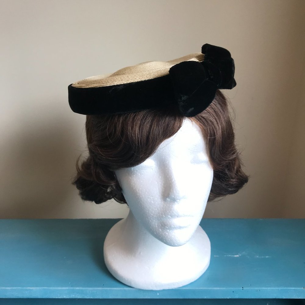 1940s straw cocktail hat/fascinator with black bow